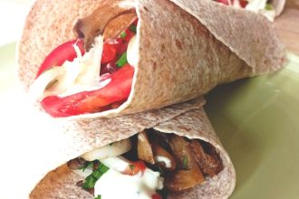 Τορτίγιες ολικής με λαχανικά και σως γιαουρτιού