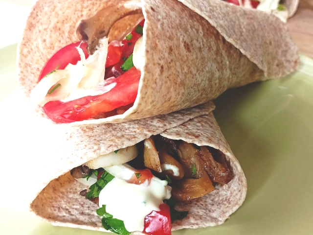 Τορτίγιες ολικής με λαχανικά και σως γιαουρτιού