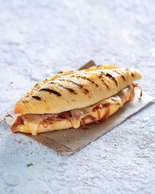 Τοστ με μετσοβόνε και καραμελωμένα κρεμμύδια