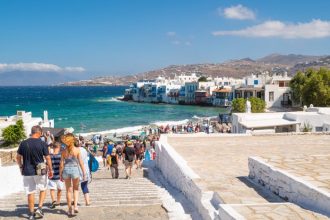 Κορονοϊός: Έξαρση εν μέσω της τουριστικής περιόδου