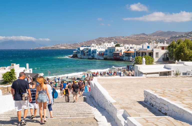 Κορονοϊός: Έξαρση εν μέσω της τουριστικής περιόδου