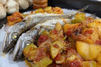 Τουρλού με μπακαλιαράκια στο φούρνο