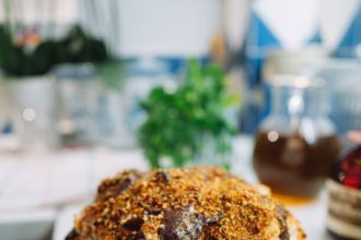 Τούρτα με μαρέγκες και καραμελωμένα αμύγδαλα