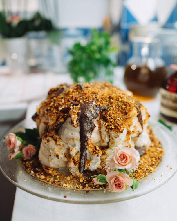 Τούρτα με μαρέγκες και καραμελωμένα αμύγδαλα