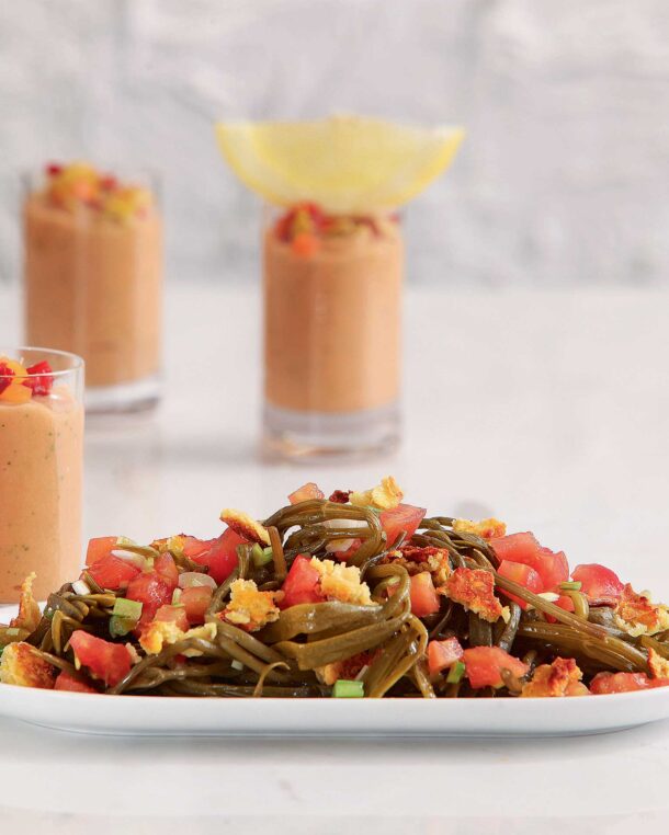 «Τραγανή» φάβα με σαλάτα κρίταμο