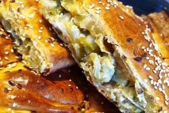 Τραγανή πρασοτυρόπιτα με μπέικον