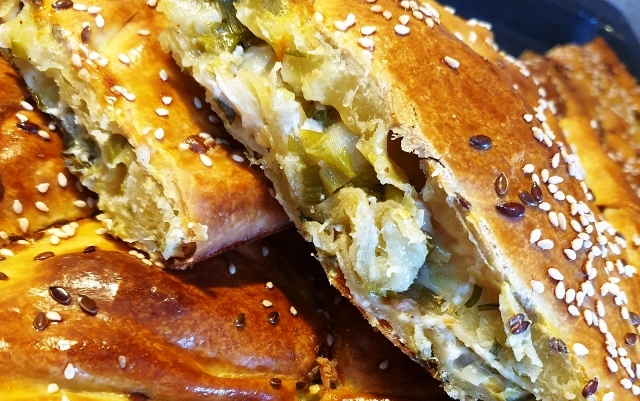 Τραγανή πρασοτυρόπιτα με μπέικον