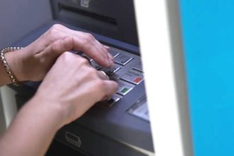 ΕΚΠΟΙΖΩ: Κατώτερη των προσδοκιών η τροπολογία για τις τραπεζικές χρεώσεις στους καταναλωτές