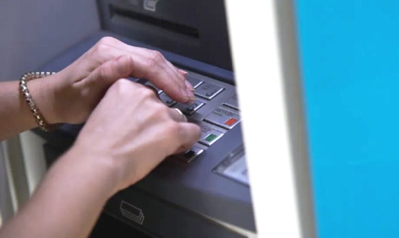 ΕΚΠΟΙΖΩ: Κατώτερη των προσδοκιών η τροπολογία για τις τραπεζικές χρεώσεις στους καταναλωτές