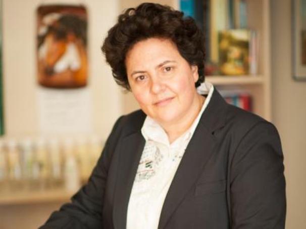 Αθηνά Τραχήλη - Πρόεδρος Πανελλήνιου Κτηνιατρικού Συλλόγου: Σκανδαλώδης και καταστροφική η Κυβερνητική πολιτική για το γάλα