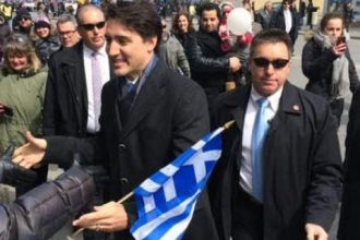 Ο πρωθυπουργός του Καναδά με την ελληνική σημαία: Zito Hellas