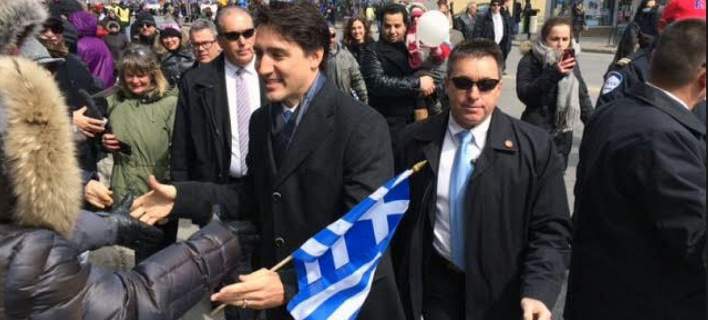 Ο πρωθυπουργός του Καναδά με την ελληνική σημαία: Zito Hellas