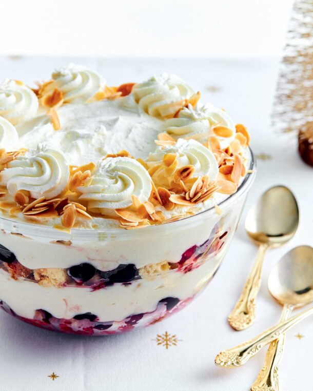 Trifle με κεράσι γλυκό του κουταλιού, κράνμπερις και κρέμα βανίλια