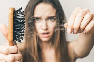 Τριχόπτωση: Τα πασίγνωστα χάπια που συνδέονται με αραίωση μαλλιών σε μέτωπο και κροτάφους