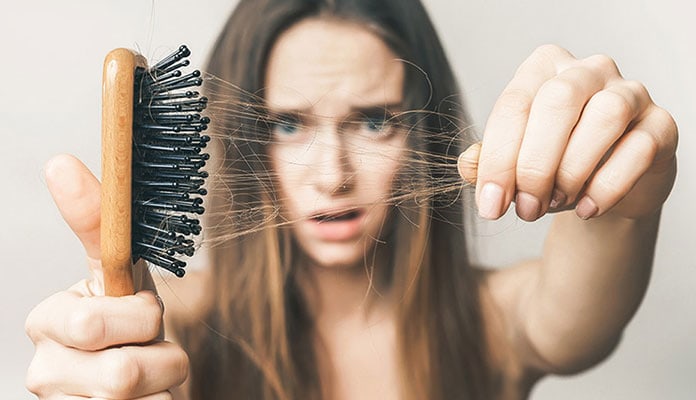 Τριχόπτωση: Τα πασίγνωστα χάπια που συνδέονται με αραίωση μαλλιών σε μέτωπο και κροτάφους