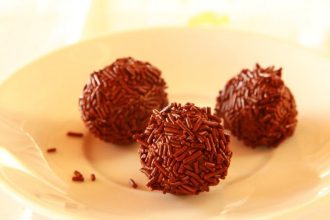 Απλές τρούφες σοκολάτας, με πλούσια γεύση