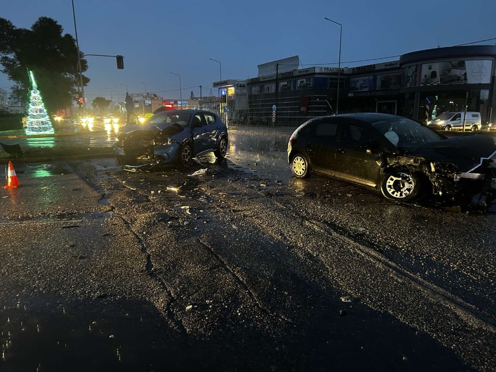 Δυτ. Ελλάδα: Σφοδρή σύγκρουση δύο ΙΧ - Στο νοσοκομείο οι γυναίκες οδηγοί (ΦΩΤΟ)