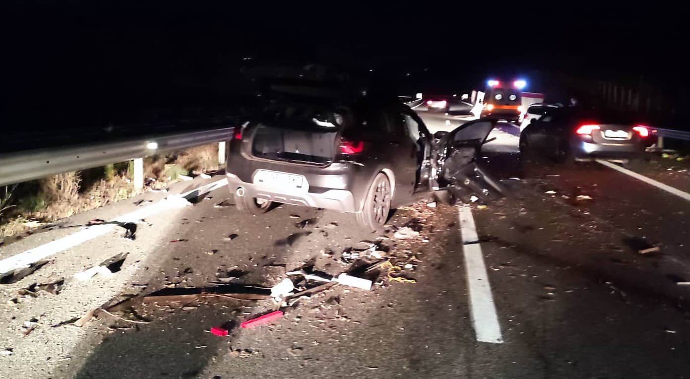 Ιόνια Οδός: Τροχαίο ατύχημα γέμισε το δρόμο λούτρινα (ΦΩΤΟ)