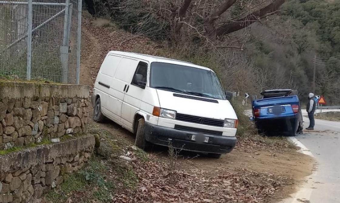 Αναποδογύρισε ΙΧ στην εθνικό οδό Αγρινίου - Καρπενησίου