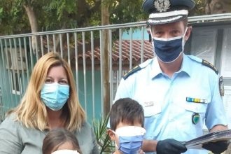 Πάτρα: Και ο Διοικητής της Τροχαίας μοίρασε ενημερωτικά φυλλάδια στους μαθητές