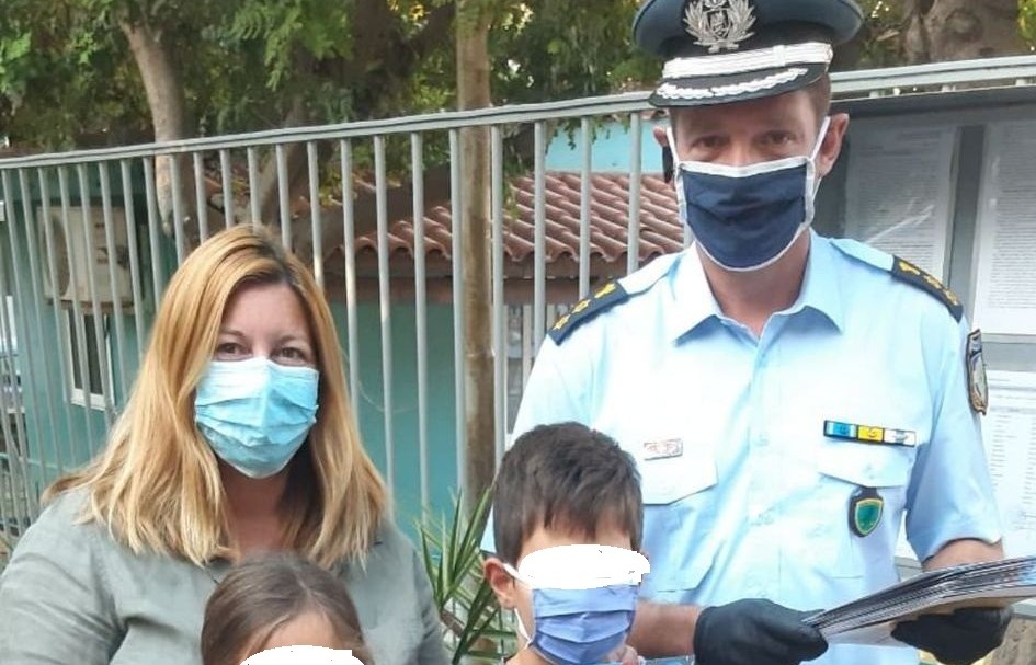 Πάτρα: Και ο Διοικητής της Τροχαίας μοίρασε ενημερωτικά φυλλάδια στους μαθητές