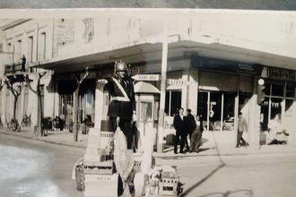 Πάτρα ...1963: Σπάνιο ντοκουμέντο με τον τροχονόμο στη συμβολή των οδών Αγ. Ανδρέου και Γούναρη