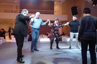 Δημήτρης Κουτσούμπας: Το τσάμικο στην Κρήτη και οι συναντήσεις με σεισμοπαθείς στο Αρκαλοχώρι