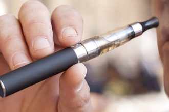 Το ηλεκτρονικό τσιγάρο ίσως καταστρέφει κύτταρα του στόματος