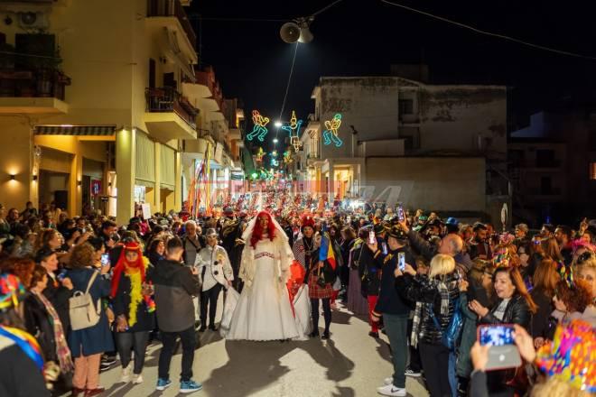 Τσίκνισαν και γλέντησαν στην Πάτρα με παραδοσιακά έθιμα και μουσικές σε ένα ολοήμερο ξεφάντωμα (ΦΩΤΟ)