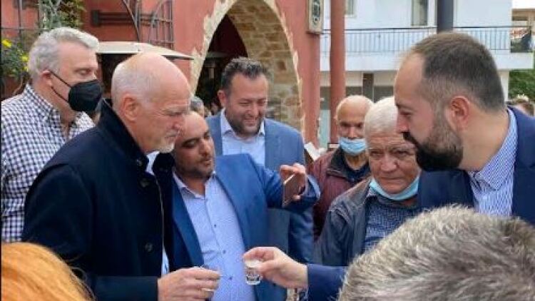 Με τσικουδιές υποδέχθηκαν στην Κρήτη τον Παπανδρέου