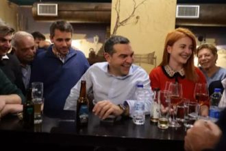 Ο Αλέξης Τσίπρας σε μπαράκι στην Κεφαλονιά απολαμβάνει την μπύρα του