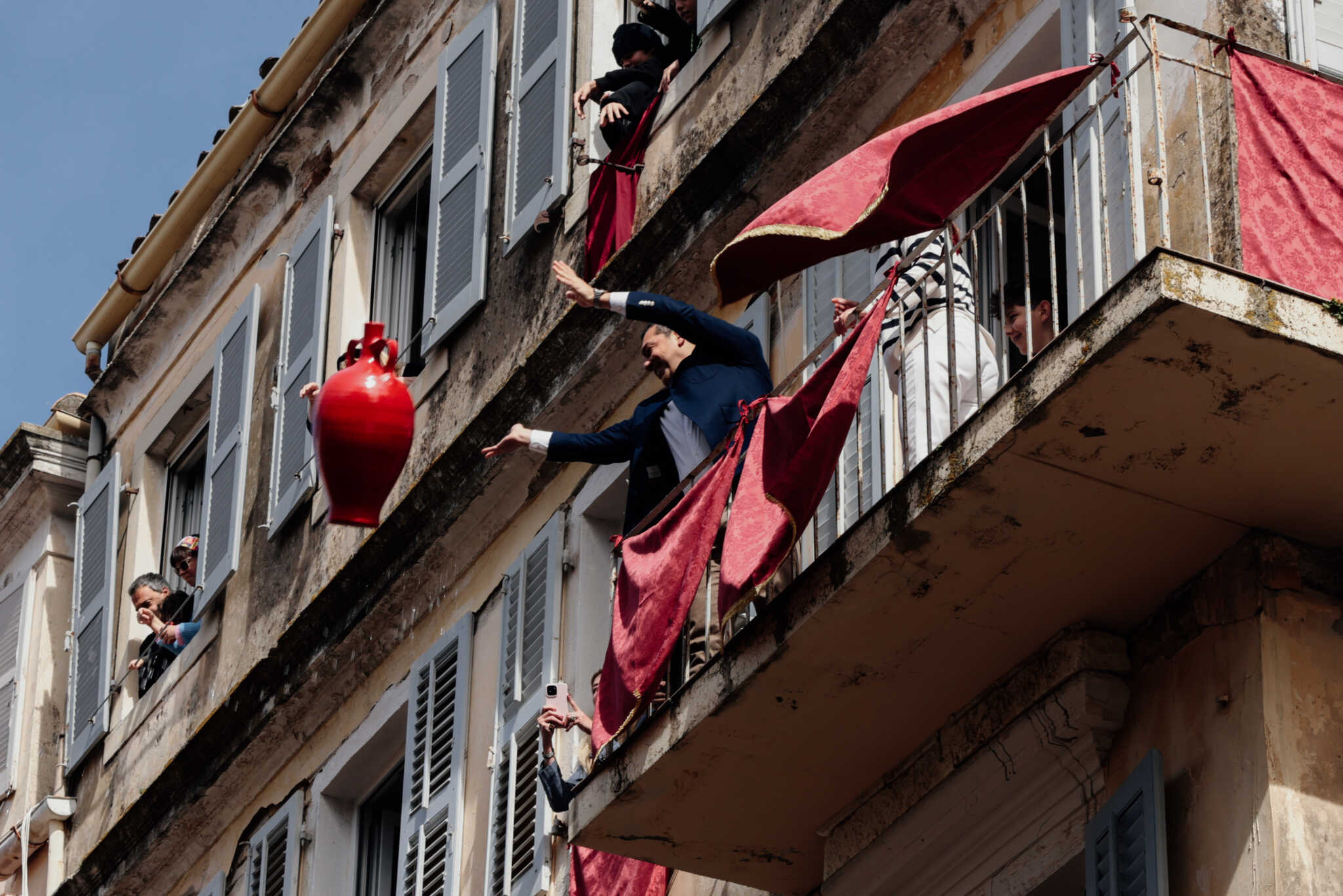 Αλέξης Τσίπρας: Η στιγμή που πετάει τους μπότηδες στην Κέρκυρα