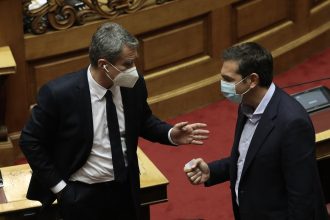 Πρώτο τετ α τετ Λοβέρδου - Τσίπρα μετά την παραδοχή ότι ήθελε να τον χτυπήσει