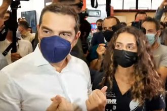 Αλέξης Τσίπρας στη ΔΕΘ: «Τα χαιρετίσματά μου» – Μια περιήγηση γεμάτη ατάκες και χαμόγελα