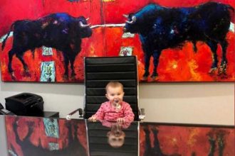 Ο Αλέξης Τσίπρας καλωσορίζει ένα… μωρό ως το νεότερο «μέλος» του ΣΥΡΙΖΑ