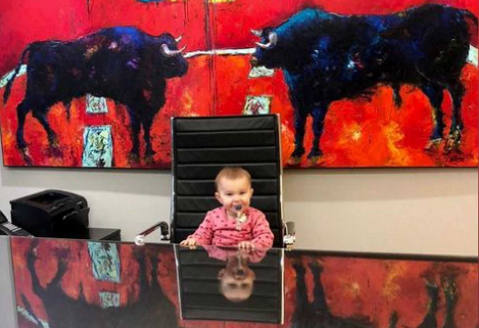 Ο Αλέξης Τσίπρας καλωσορίζει ένα… μωρό ως το νεότερο «μέλος» του ΣΥΡΙΖΑ