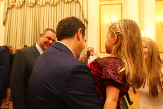 Η πιτσιρίκα που τρέχοντας... "έπεσε" στην αγκαλιά του Τσίπρα - ΔΕΙΤΕ ΦΩΤΟΓΡΑΦΙΕΣ