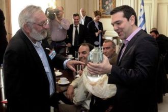 Τί είπε ο Τσίπρας όταν ο Μπούτας του έδωσε το τσίπουρο! ΔΕΙΤΕ ΤΟ ΒΙΝΤΕΟ