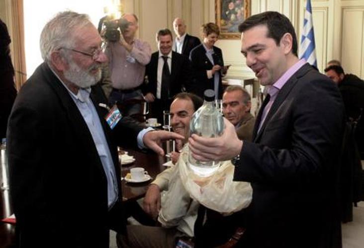 Τί είπε ο Τσίπρας όταν ο Μπούτας του έδωσε το τσίπουρο! ΔΕΙΤΕ ΤΟ ΒΙΝΤΕΟ