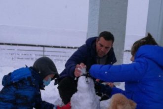 Ο Αλέξης Τσίπρας παίζει με τους γιους του και τον σκύλο τους στο χιόνι