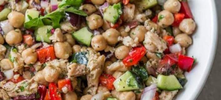 Σαλάτα με ρεβίθια και τόνο