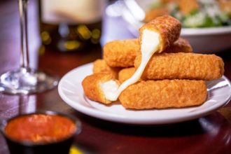 Μπαστουνάκια μοτσαρέλας στο air fryer