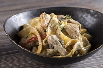 Παπαρδέλες με κοτόπουλο αλα κρεμ