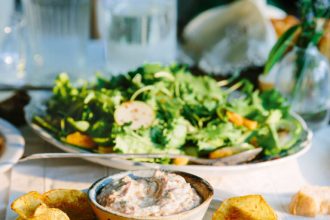 Τυροκαυτερή με τσιπς πατάτας