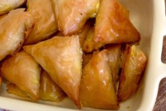 Τραγανά τυροπιτάκια με 2 τυριά