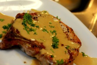 Χοιρινές μπριζόλες με σάλτσα μουστάρδας