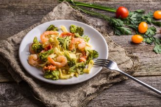 Λιγκουίνι με μπρόκολο και γαρίδες