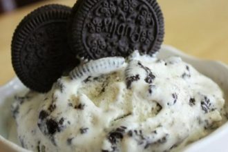 Συνταγή για το πιο εύκολο παγωτό βανίλια με μπισκότο για τους μικρούς μας φίλους