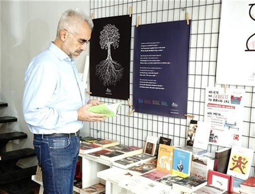 Το σκωπτικό σχόλιο του Ανδρέα Τσιλίρα για το άνοιγμα των βιβλιοπωλείων