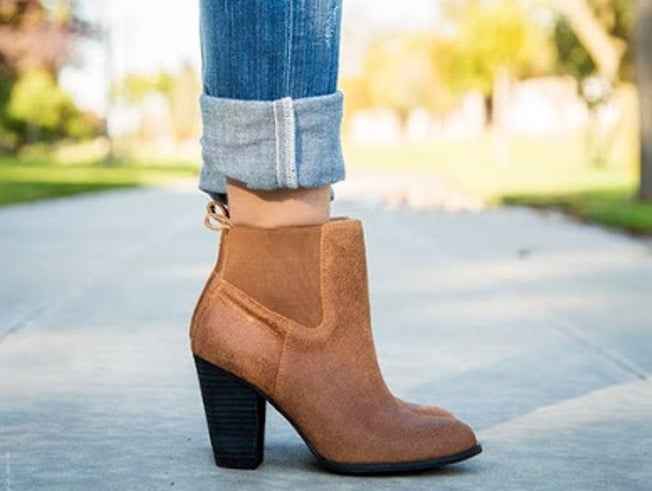 Αν είναι να βάλεις τζιν με μποτάκι, να πώς το κάνεις σούπερ μοδάτα